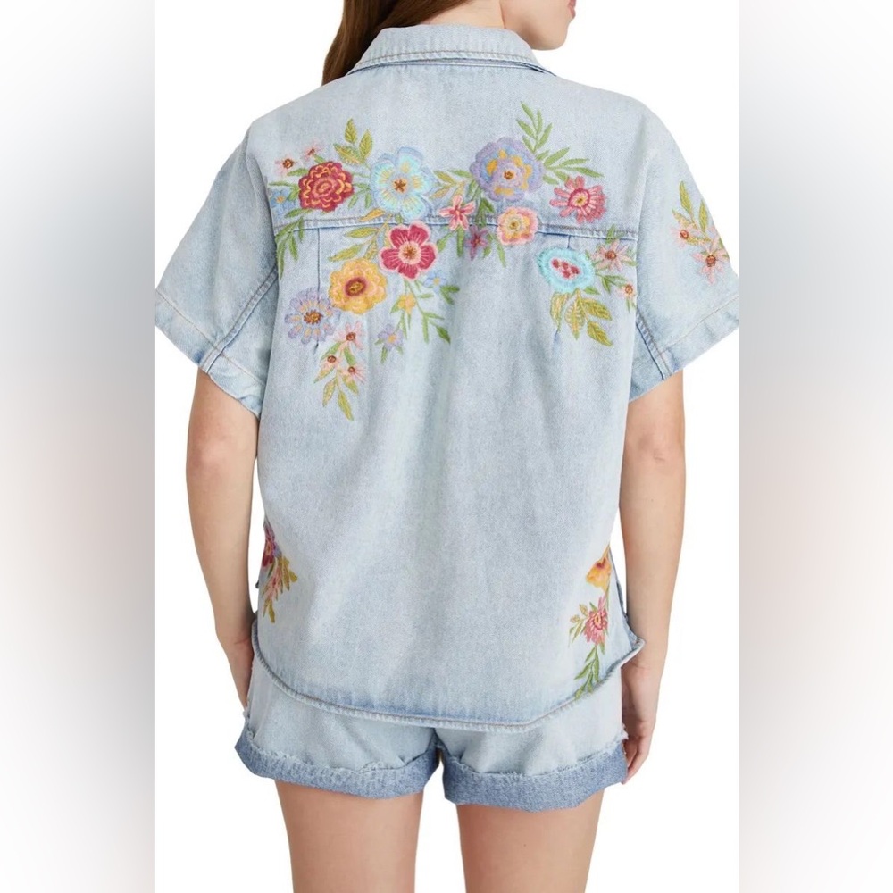 Driftwood Floral Embroidered Denim Camp Short Sleeves Shirt in blue size M